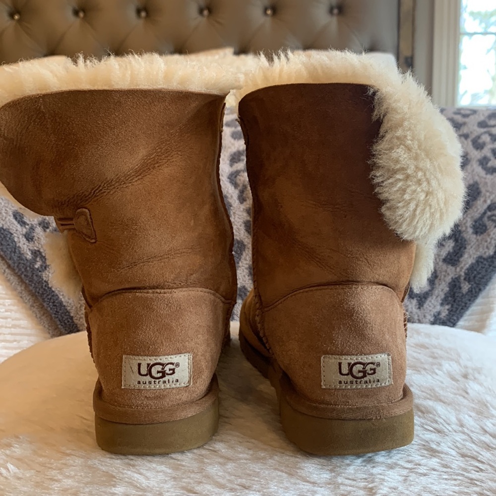 UGG Bailey Button boot. - Picture 3 of 6